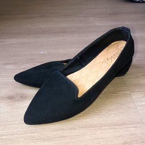 Black, pointed-toe flats